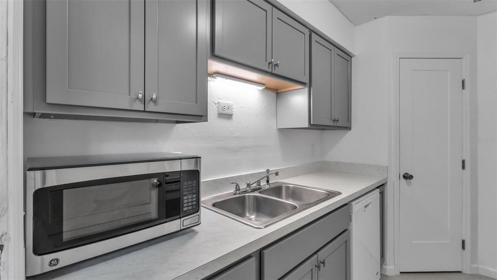 Active With Contract: $134,900 (1 beds, 1 baths, 669 Square Feet)