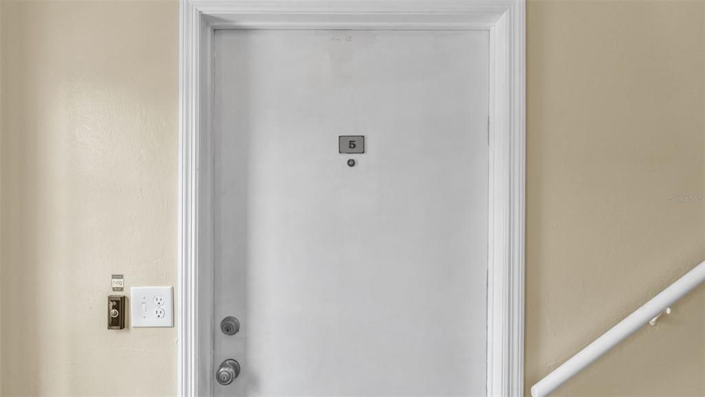 Active With Contract: $134,900 (1 beds, 1 baths, 669 Square Feet)