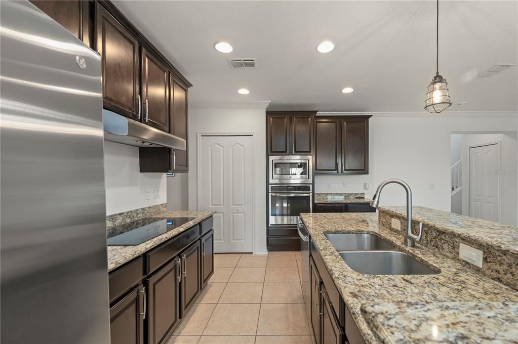 Activo con contrato: $436,000 (4 camas, 2 baños, 2596 Pies cuadrados)