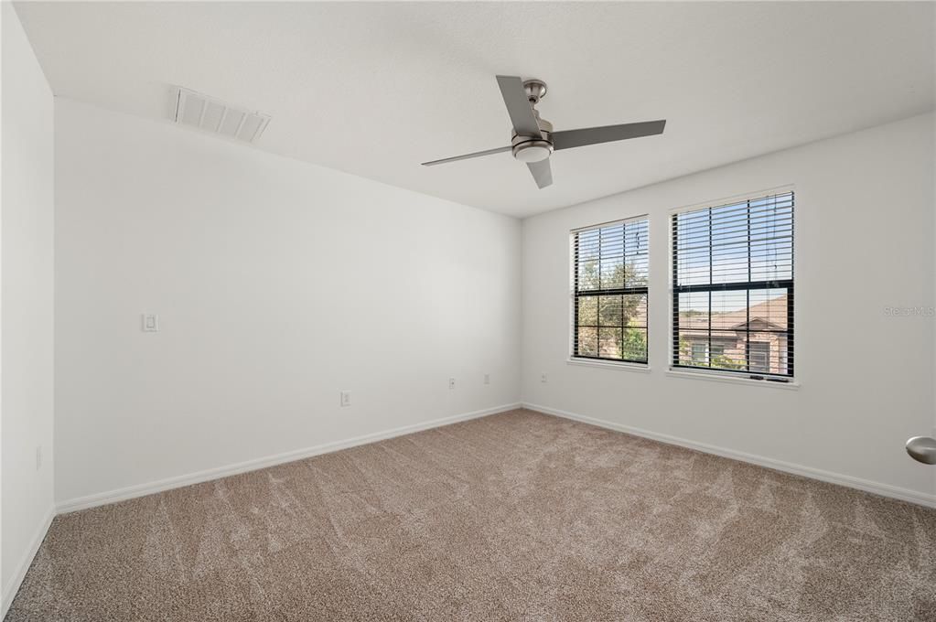 Activo con contrato: $436,000 (4 camas, 2 baños, 2596 Pies cuadrados)