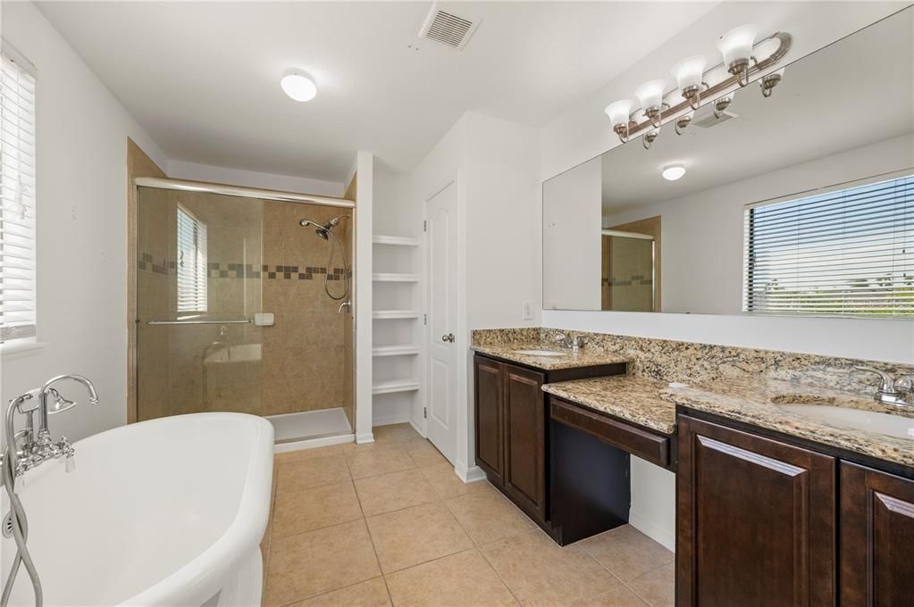 Activo con contrato: $436,000 (4 camas, 2 baños, 2596 Pies cuadrados)