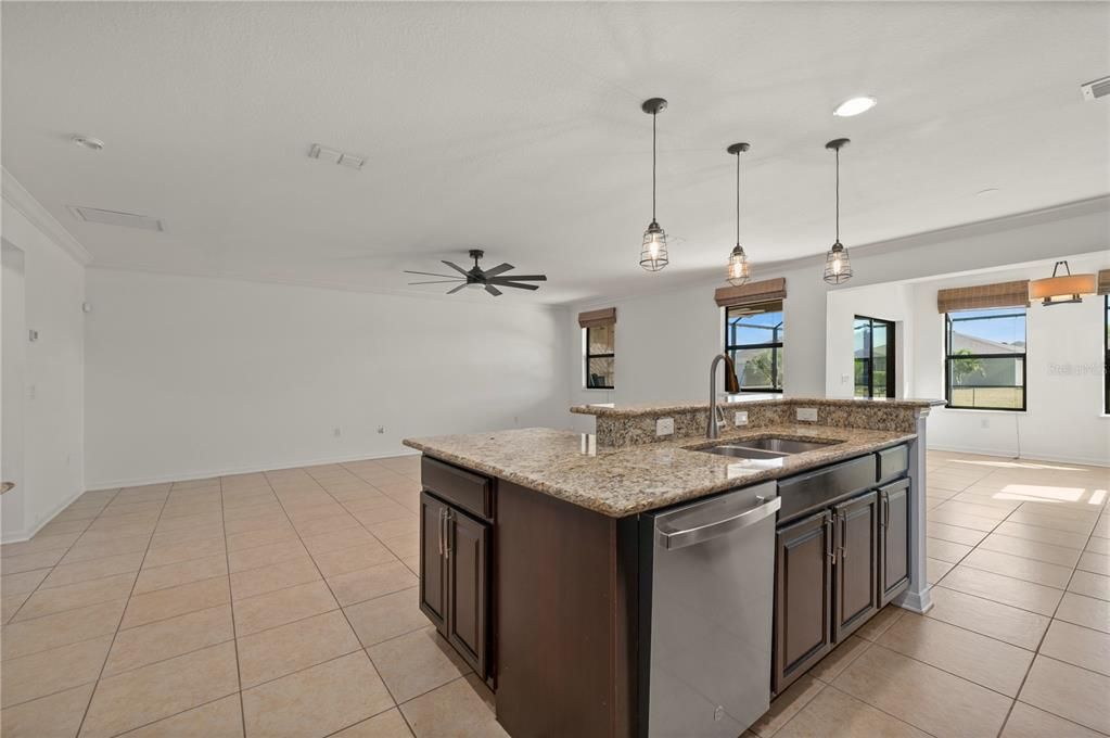 Activo con contrato: $436,000 (4 camas, 2 baños, 2596 Pies cuadrados)