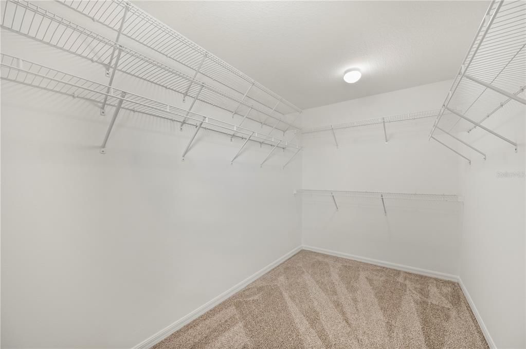 Activo con contrato: $436,000 (4 camas, 2 baños, 2596 Pies cuadrados)