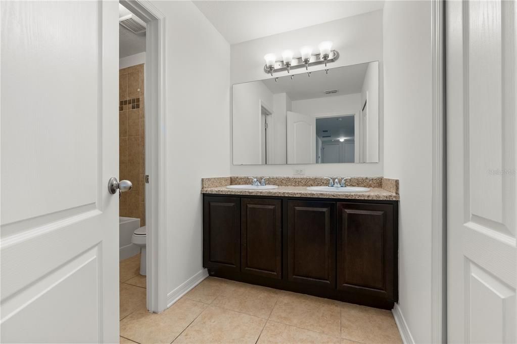 Activo con contrato: $436,000 (4 camas, 2 baños, 2596 Pies cuadrados)
