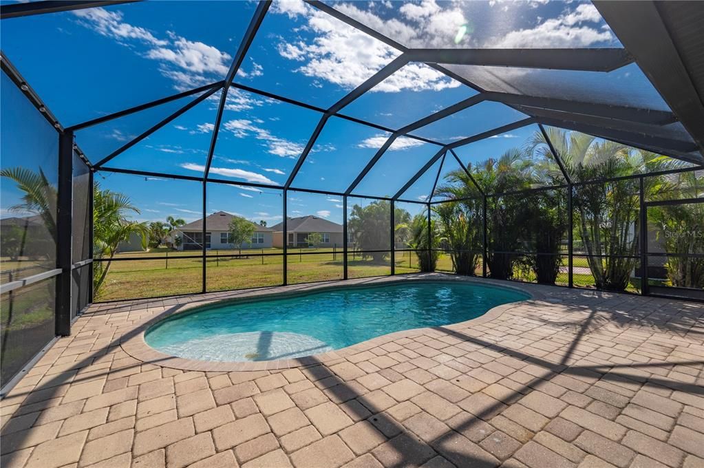Activo con contrato: $436,000 (4 camas, 2 baños, 2596 Pies cuadrados)