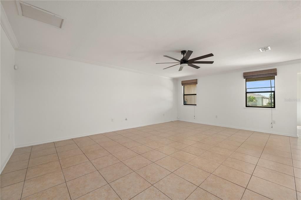 Activo con contrato: $436,000 (4 camas, 2 baños, 2596 Pies cuadrados)