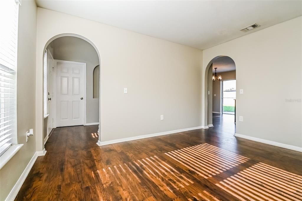 待售: $375,000 (4 贝兹, 2 浴室, 2200 平方英尺)