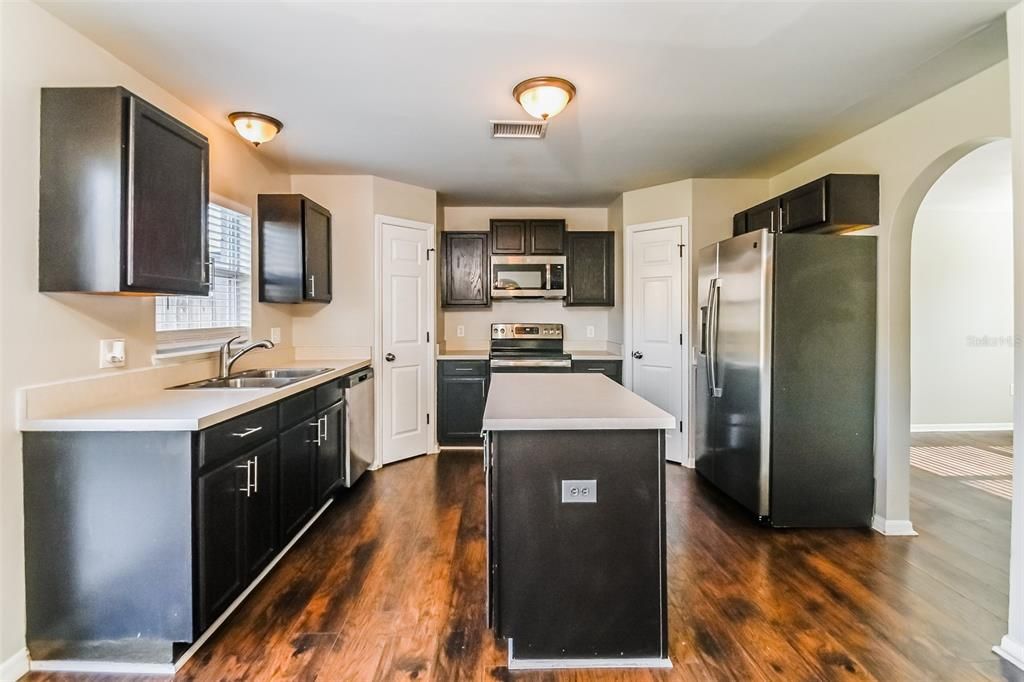 待售: $375,000 (4 贝兹, 2 浴室, 2200 平方英尺)