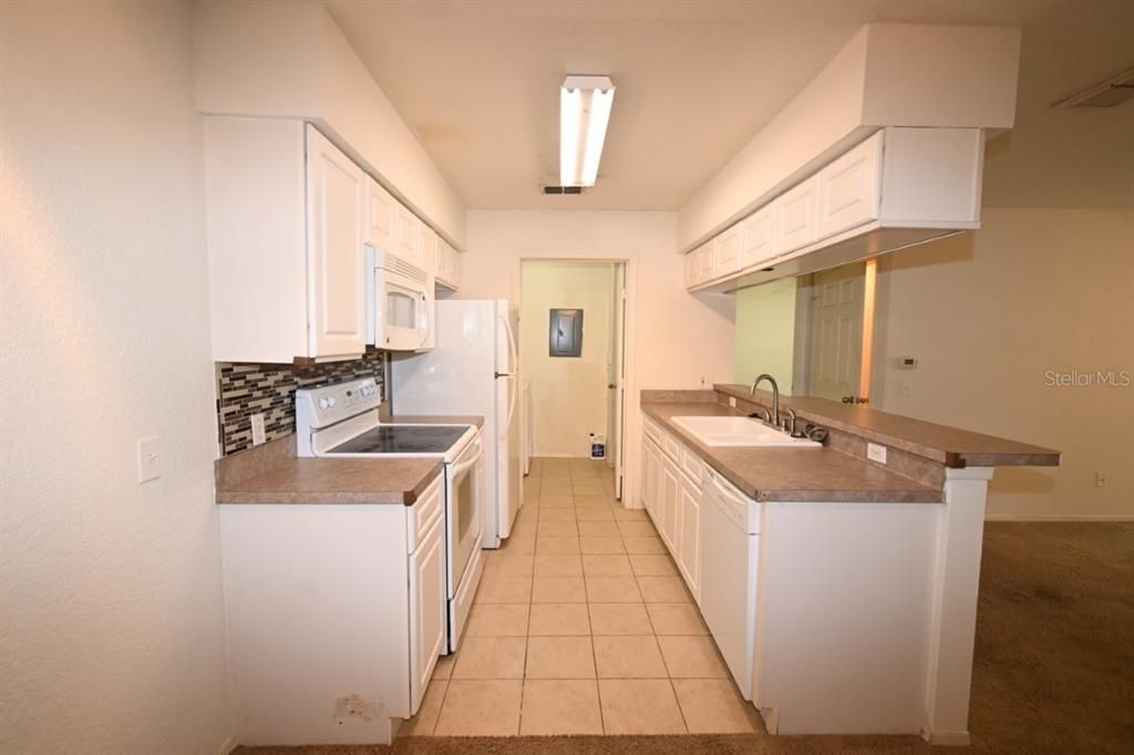 На продажу: $128,900 (2 спален, 2 ванн, 1029 Квадратных фут)