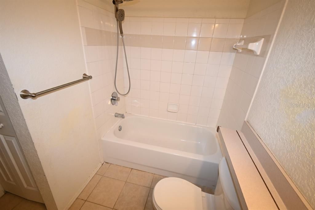 На продажу: $128,900 (2 спален, 2 ванн, 1029 Квадратных фут)