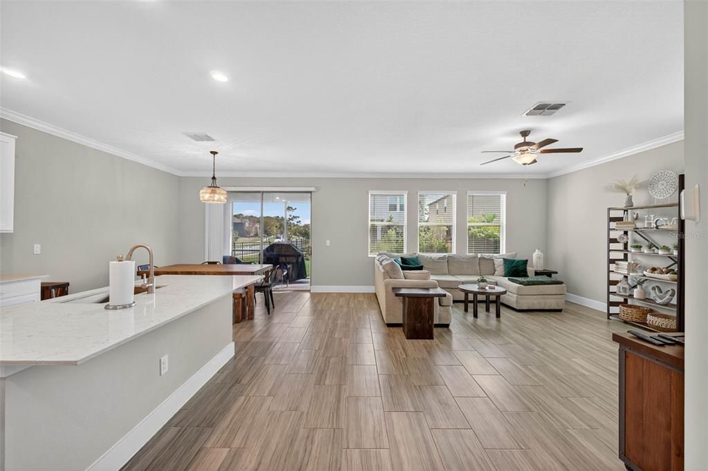 En Venta: $575,000 (4 camas, 2 baños, 2775 Pies cuadrados)