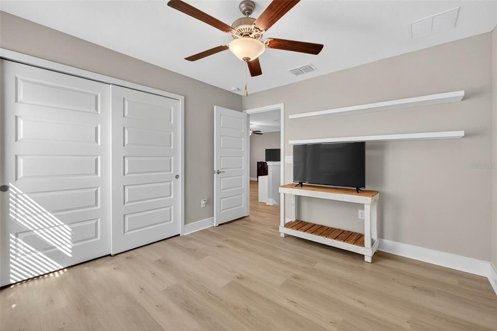 En Venta: $575,000 (4 camas, 2 baños, 2775 Pies cuadrados)