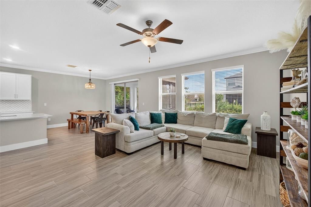 En Venta: $575,000 (4 camas, 2 baños, 2775 Pies cuadrados)