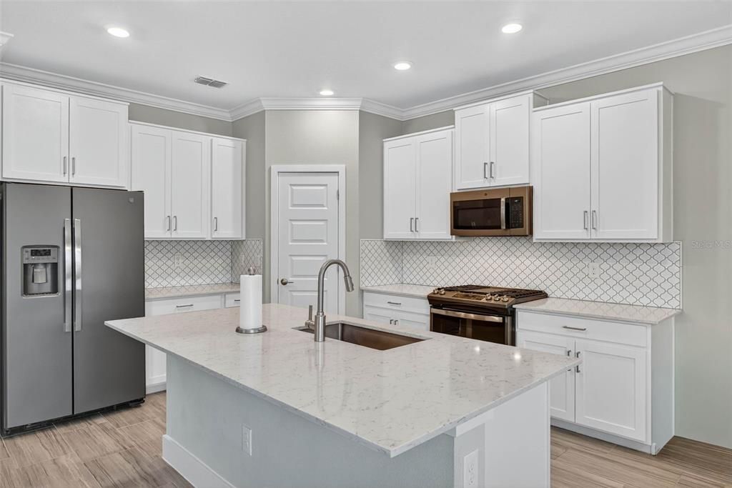 En Venta: $575,000 (4 camas, 2 baños, 2775 Pies cuadrados)