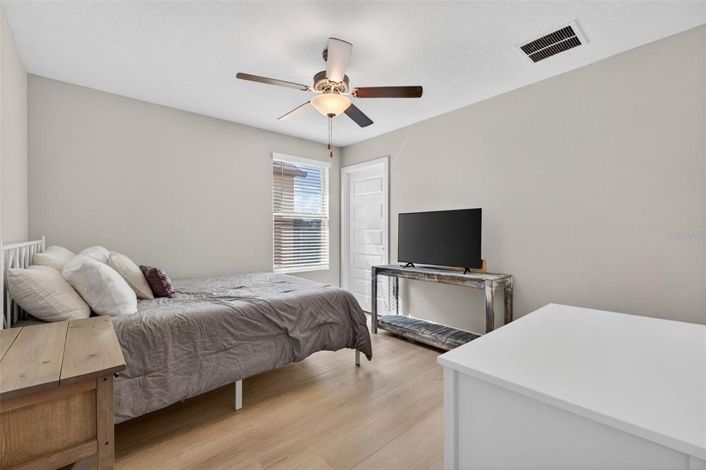 En Venta: $575,000 (4 camas, 2 baños, 2775 Pies cuadrados)