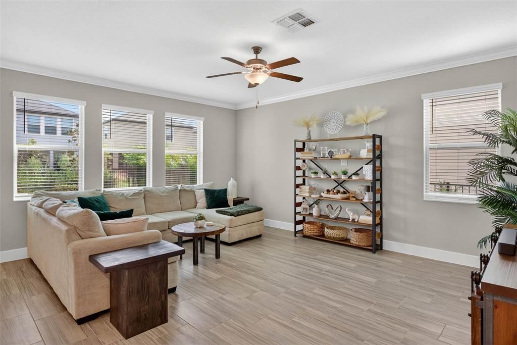 En Venta: $575,000 (4 camas, 2 baños, 2775 Pies cuadrados)