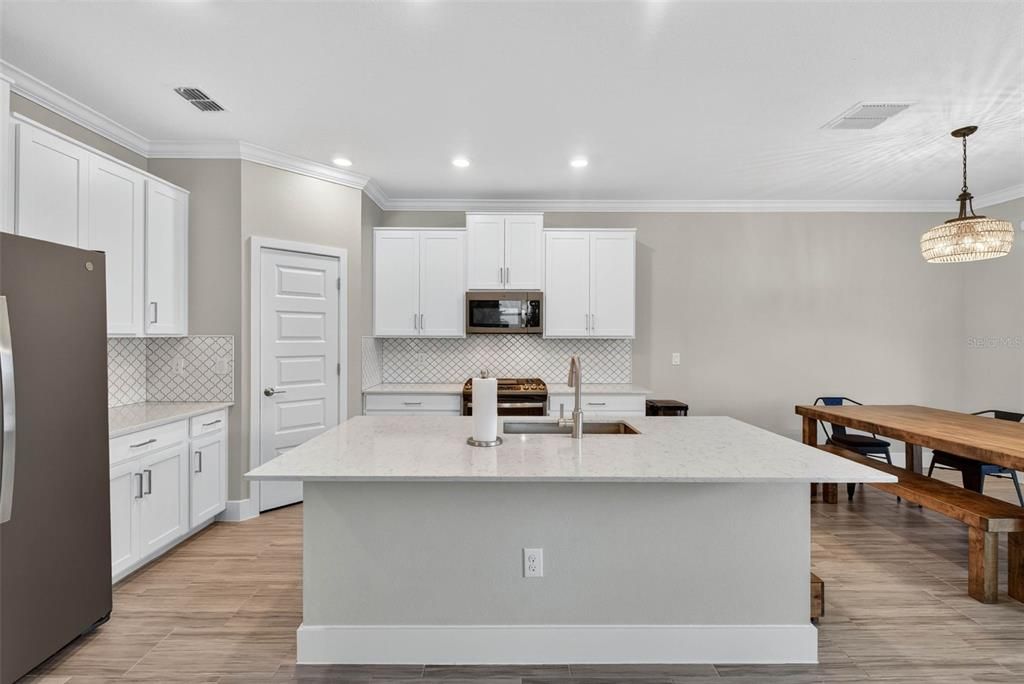 En Venta: $575,000 (4 camas, 2 baños, 2775 Pies cuadrados)