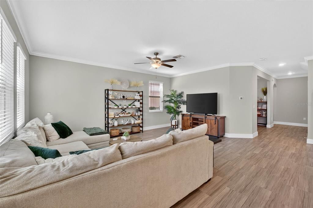 En Venta: $575,000 (4 camas, 2 baños, 2775 Pies cuadrados)