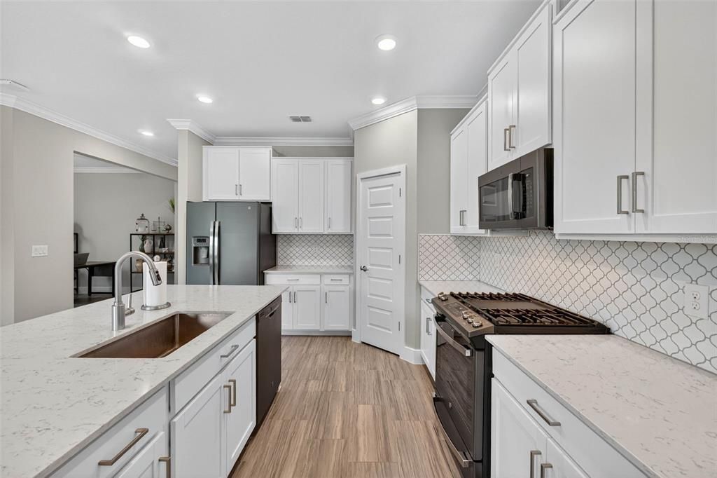 En Venta: $575,000 (4 camas, 2 baños, 2775 Pies cuadrados)