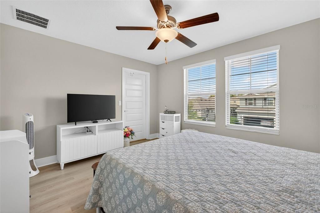 En Venta: $575,000 (4 camas, 2 baños, 2775 Pies cuadrados)