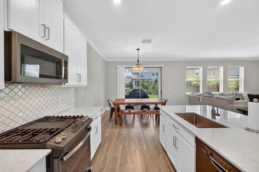 En Venta: $575,000 (4 camas, 2 baños, 2775 Pies cuadrados)