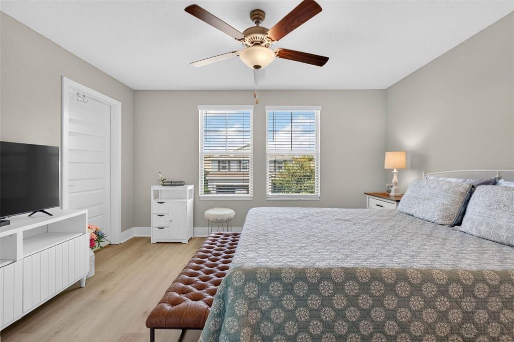 En Venta: $575,000 (4 camas, 2 baños, 2775 Pies cuadrados)