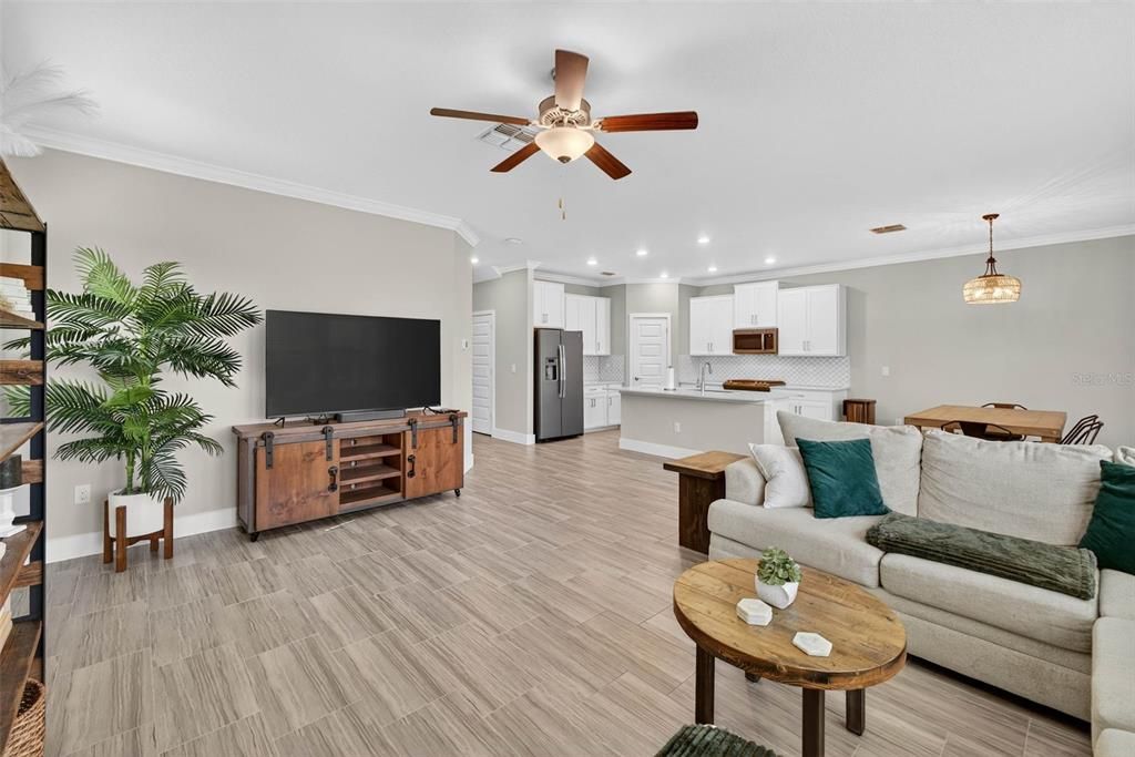 En Venta: $575,000 (4 camas, 2 baños, 2775 Pies cuadrados)