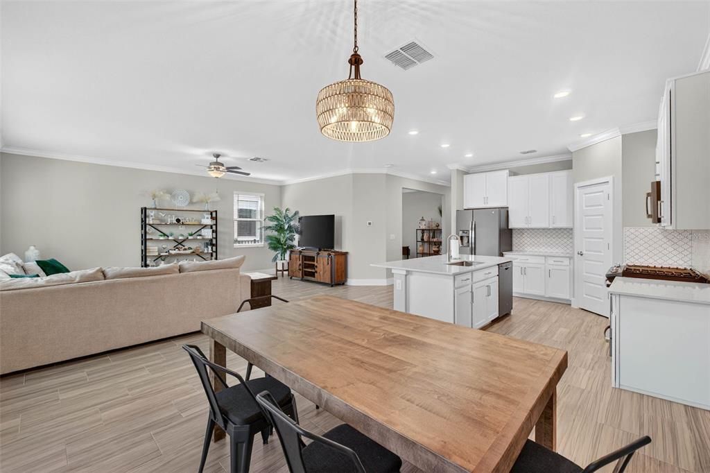 En Venta: $575,000 (4 camas, 2 baños, 2775 Pies cuadrados)