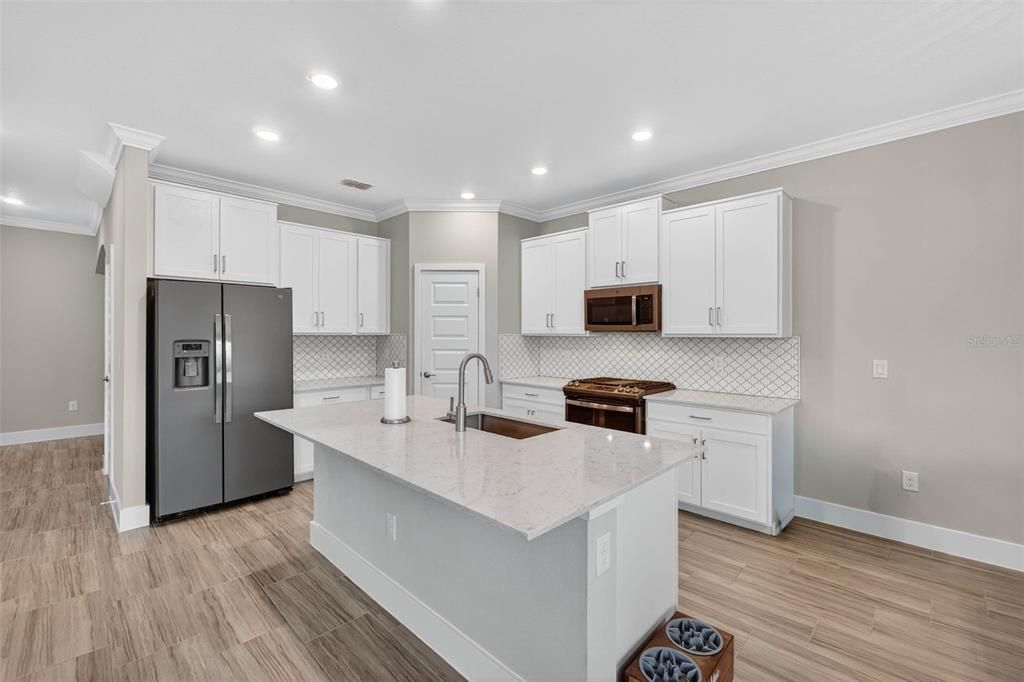 En Venta: $575,000 (4 camas, 2 baños, 2775 Pies cuadrados)