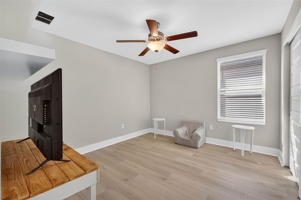 En Venta: $575,000 (4 camas, 2 baños, 2775 Pies cuadrados)