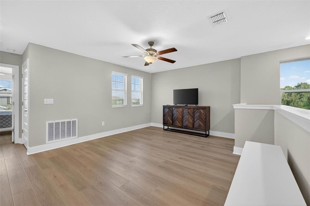 En Venta: $575,000 (4 camas, 2 baños, 2775 Pies cuadrados)