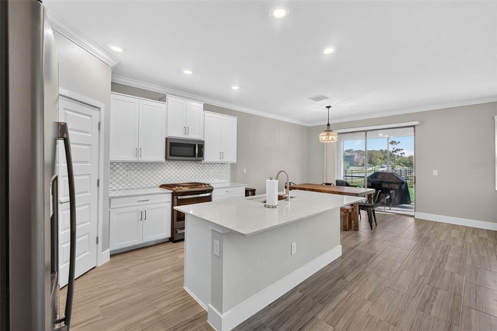 En Venta: $575,000 (4 camas, 2 baños, 2775 Pies cuadrados)