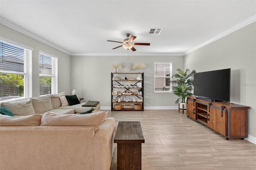 En Venta: $575,000 (4 camas, 2 baños, 2775 Pies cuadrados)