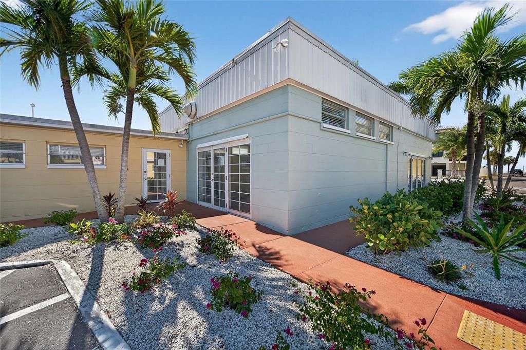 待售: $435,000 (1 贝兹, 1 浴室, 735 平方英尺)