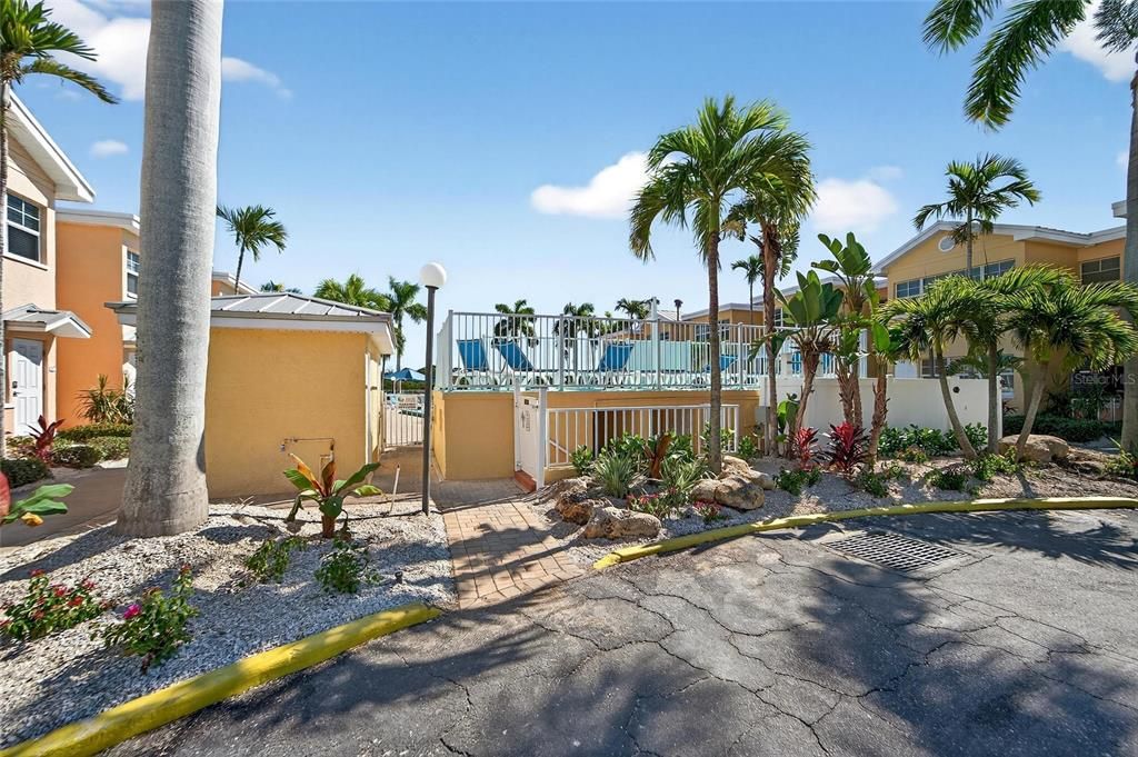 待售: $435,000 (1 贝兹, 1 浴室, 735 平方英尺)