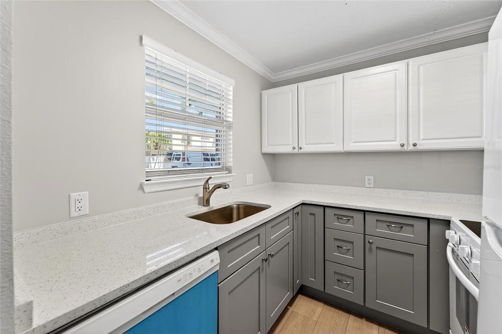 待售: $435,000 (1 贝兹, 1 浴室, 735 平方英尺)