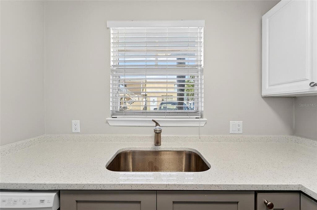 待售: $435,000 (1 贝兹, 1 浴室, 735 平方英尺)