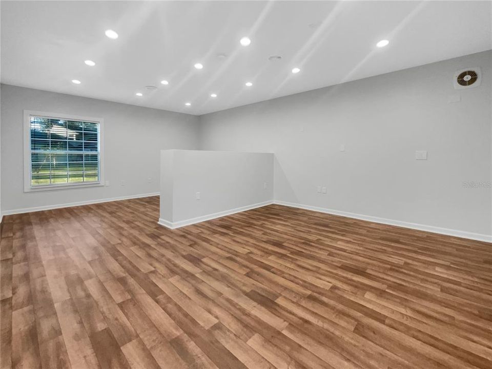 Под контрактом: $690,000 (3 спален, 2 ванн, 1885 Квадратных фут)