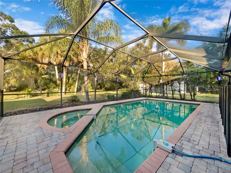 Под контрактом: $690,000 (3 спален, 2 ванн, 1885 Квадратных фут)