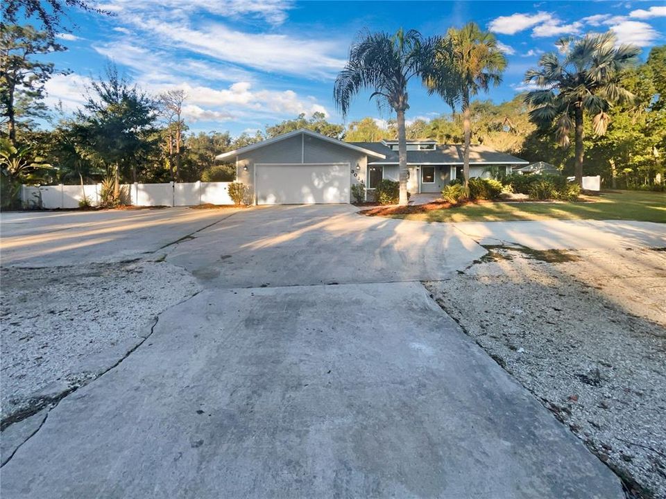 Под контрактом: $690,000 (3 спален, 2 ванн, 1885 Квадратных фут)