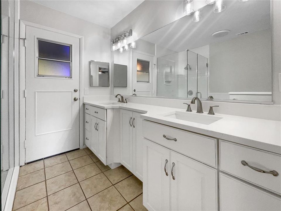 Под контрактом: $690,000 (3 спален, 2 ванн, 1885 Квадратных фут)