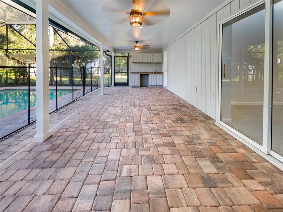 Под контрактом: $690,000 (3 спален, 2 ванн, 1885 Квадратных фут)