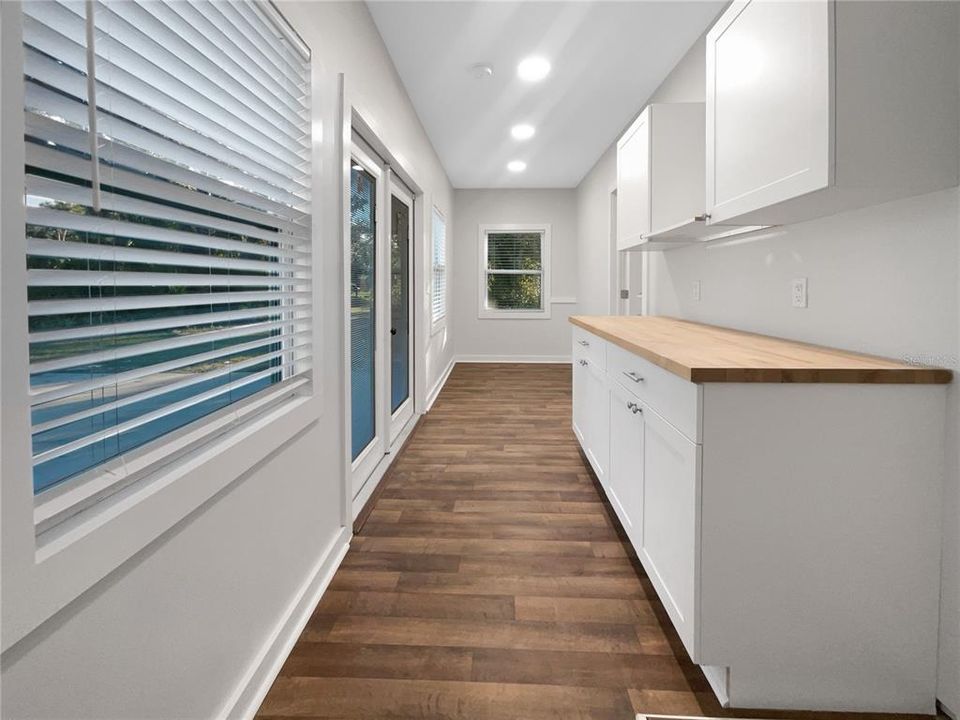 Под контрактом: $690,000 (3 спален, 2 ванн, 1885 Квадратных фут)