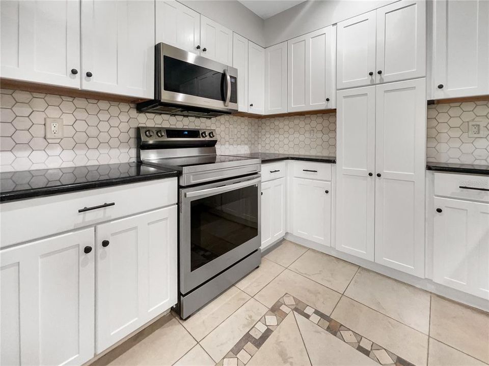 Под контрактом: $690,000 (3 спален, 2 ванн, 1885 Квадратных фут)