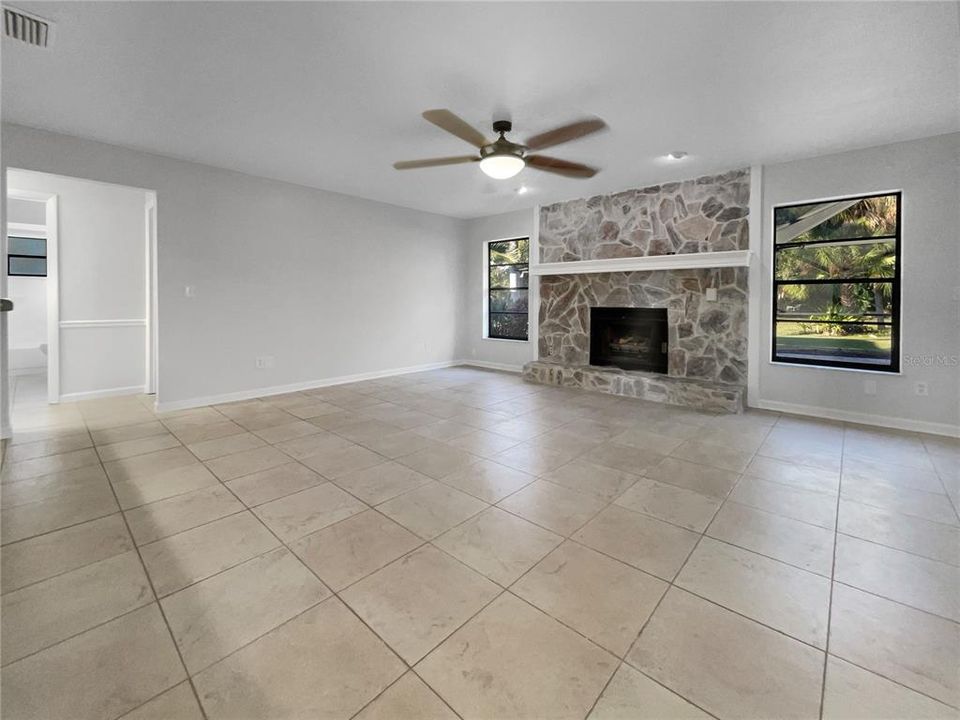 Под контрактом: $690,000 (3 спален, 2 ванн, 1885 Квадратных фут)