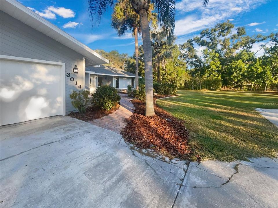 Под контрактом: $690,000 (3 спален, 2 ванн, 1885 Квадратных фут)