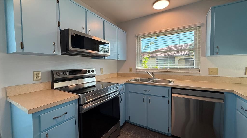 For Rent: $1,250 (2 beds, 2 baths, 1038 Square Feet)