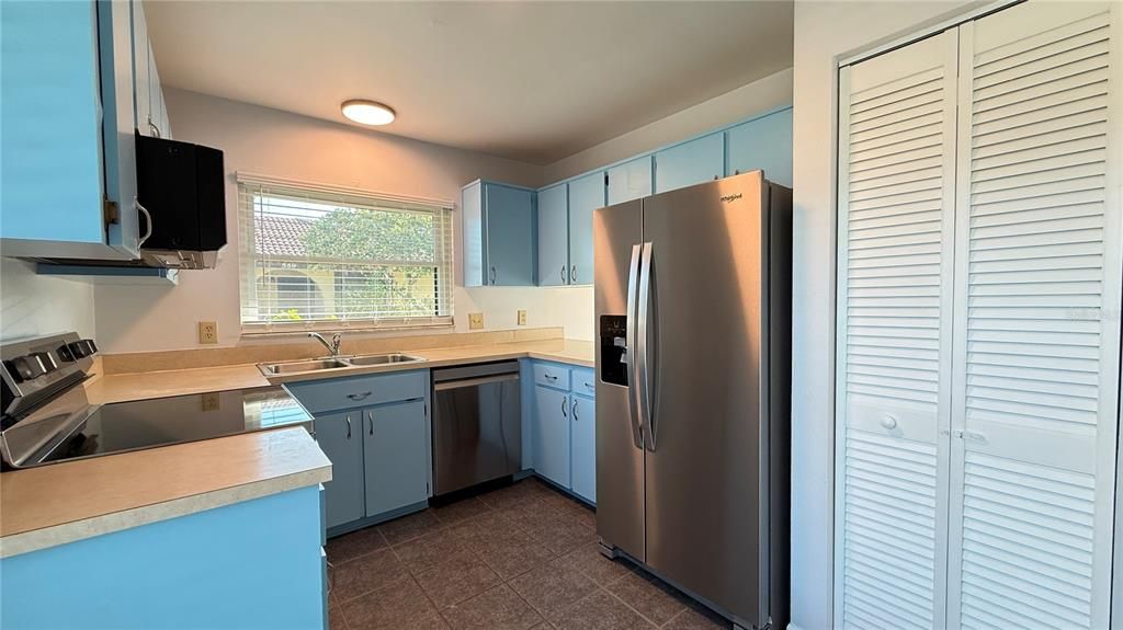 For Rent: $1,250 (2 beds, 2 baths, 1038 Square Feet)