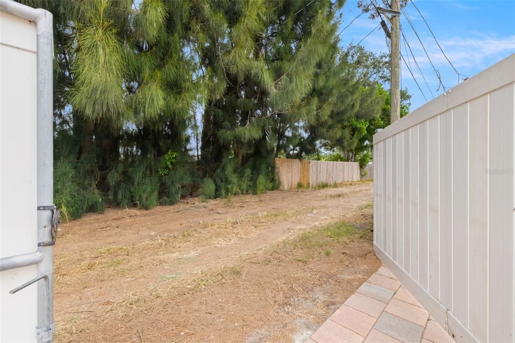 Active With Contract: $375,000 (3 beds, 3 baths, 1343 Square Feet)