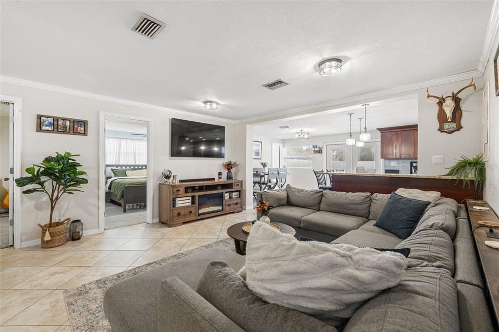 Active With Contract: $375,000 (3 beds, 3 baths, 1343 Square Feet)